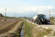 Els vehicles que han fet una marxa lenta per denunciar la precarietat i la perillositat de la carretera entre Poble Nou del Delta i Sant Carles de la Ràpita