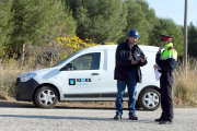 Un operari de l'empresa conversant amb un Mosso d'Esquadra.