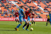 Pedro Martin alliberant-se d'un defensor en l'últim partit disputat al Nou Estadi aquesta temporada, contra el València Mestalla.