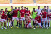 Els futbolistes del Nàstic celebren el triomf sobre la gespa.