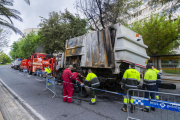 El estado en que quedó el camión, en la avenida Marià Fortuny.