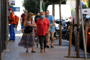 Veïns del barri de la Torrassa de l'Hospitalet passejant pel carrer.