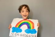 Imagen del Àlvaro, un niño de Tarragona que ha pintado su arco iris esta mañana.