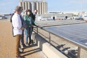 La consellera d'Agricultura, Teresa Jordà, durant la vista a la Confraria de Pescadors de Tarragona.