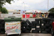 Pla general de l'accés a la fàbrica de Saint-Gobain a l'Arboç, bloquejada amb neumàtics amb motiu de la vaga indefinida dels treballadors.