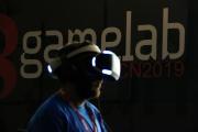 Un assistent al congrés Gamelab amb unes ulleres de realitat virtual a l'edició 2019, a l'Hospitalet.