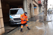 Un operari desinfecta el carrer a l'alçada d'Urgències de l'Hospital Santa Tecla