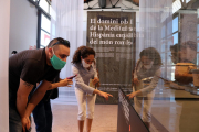 Una família amb mascareta al Museu Nacional Arqueològic de Tarragona.