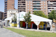 Carpa instal·lada al costat del CUAP Prat de la Riba de Lleida.