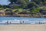 Banyistes a la platja de l'Arrabassada de Tarragona, aquest dimarts a la tarda.