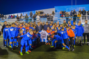 Foto de família d'alguns integrants del club torrenc amb els directius de l'Espanyol.