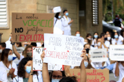 Cartells dels MIR denunciant les condicions laborals de la residència, en la concentració al Departament de Salut.