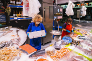 Carmeta Budesca ha protegit la seva peixateria amb una pantalla de plàstic i es planteja posar una de metacrilat.