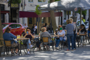 Als bars, la majoria de clients no duien posada la mascareta, amb independència de la distància que mantenien amb els altres.