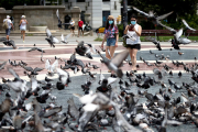 Turistes passejant per la plaça Catalunya de Barcelona.