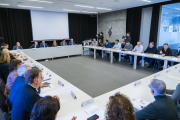 Més d'una vintena de representants d'ajuntaments del territori van participar en la reunió presidida per Pau Villòria.