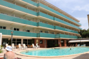 Pla general de la façana i la piscina d'un hotel de Calafell.