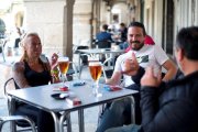 Diverses persones fumant en una terrassa.