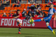 Pol Ballesteros dispara una pilota durant el Nàstic-Ebro disputat al Nou Estadi.