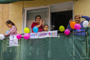 una família del carrer 10 de Bonavista amb l'arc de Sant Martí