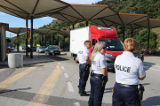 Tres policías franceses controlan el paso de vehículos por la frontera