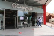 Pla general de l'entrada del Corte Inglés de Tarragona, el primer dia d'obertura