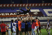 Els jugadors del Sabadell mantejant el tècnic arlequinat Antonio Hidalgo al final del partit.