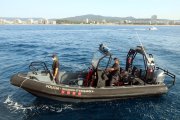 Pla mitjà de l'embarcació dels Mossos d'Esquadra pentinant la costa de Palamós.