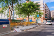 Vorera del carrer Francesc Bastos on hi havia els contenidors soterrats que han estat retirats.