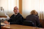 La acusada de intentar matar la expareja, de espaldas, en la Audiencia de Tarragona al lado de su abogado, Ramon Martínez.