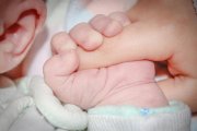 Les famílies es troben amb dificultat per poder traslladar-se al país dels infants.