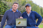 Iñaki Liarte i Vicente Carrasco amb un dels canaris campions.