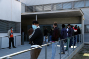 Treballadors de Padesa fent cua al CAP de Roquetes per fer-se el PCR arran d'un rebrot a l'empresa.