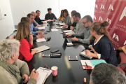 Imatge de la reunió conjunta dels dos ajuntaments.