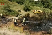 Bombers treballant a la zona de l'incendi d'Arnes