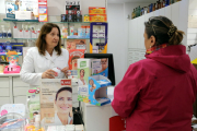 La responsable de la farmàcia Noguera de Girona ensenyant les mascaretes que els queden als compradors.