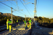 Operaris d'Adif acabant d'enllestir la connexió de la variant de Vandellòs al corredor mediterrani al gener.