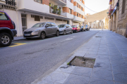 Un sector del carrer Sant Miquel, amb molta presència d'escocells a la vorera.