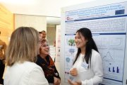 Junjing Wang, una de les investigadores predoctorals contratades a la primera edició del programa europeu, durant el Doctoral Day de l'ETSEQ.