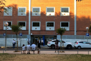 Personas esperando ayer en las puertas del CAP de Bonavista, del cual depende el centro de la Canonja.