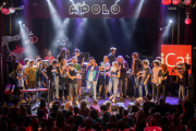 La Sala Apolo de Barcelona farà aquest mes d'octubre una prova pilot amb un concert amb 1.000 persones per comprovar l'eficàcia dels testos ràpids de covid-19. "Tothom es farà els testos per veure quin grau d'efectivitat té i quina és la interacció en una sala amb aquestes condicions: en un espai tancat amb la gent veient un concert, cantant i ballant per veure si després hi ha algun tipus de transmissió o no", ha avançat aquest diumenge a Rac1 el president de l'Associació de Sales de Concert de Catalunya (Asacc), Lluís Torrents. "A banda de poder obrir les sales es convertirien en punts massius de fer test. Sempre hem dit que volíem treballar per ser la solució i no el problema", ha continuat Torrents.
"El Primavera Sound està ajudant Can Ruti per fer aquesta prova pilot a la sala Apolo i avançar en la investigació", ha comentat el president de l'Asacc. "La gent haurà de respectar algunes de les mesures vigents com portar mascareta i gel hidroalcohòlic, però podran prendre una copa. Haurem d'excloure persones amb símptomes i hauran de tenir un test d'antigen que doni negatiu", ha precisat Boris Revollo, metge internista especialista en malalties infeccioses de Can Ruti, un dels líders del projecte. "Serà semblant al que es fa ara, però en un recinte tancat i amb el test ens assegurem que les persones puguin gaudir d'activitats d'oci en un lloc segur", ha reflexionat en veu alta Revollo.

"Can Ruti serem els responsables de fer el test i seran una mica més de 1.000 persones les que necessitarem per provar que aquesta estratègia és segura", ha assenyalat el metge internista especialista en malalties infeccioses. "Necessitem intentar tornar a la normalitat el més ràpid possible. Volem demostrar amb un test d'antigen, que és ràpid, que aquella persona pot participar en un esdeveniment amb un gran número de persones, i així reactivar una part de l'economia", ha insistit Revollo. "De fet, seria un primer pas perquè es facin reunions amb un major número de persones: un concert, un espectacle de màgia, teatre o al camp de futbol", ha conclòs el metge especialista de Can Ruti.