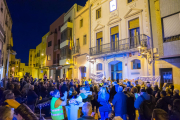 Moment de la lectura del manifest per part de Gutiérrez i Cobacho a l'arribada de la manifestació a l'Ajuntament de la Canonja.