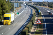 Diversos vehicles transitant l'AP-7, ja alliberada de peatges, al Baix Ebre.