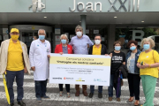Imatge del moment de la donació a les portes de l'Hospital Joan XXIII.