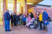 Veïns de Torreforta, ahir a la tarda a les portes del Centre Cívic abans de començar la reunió.