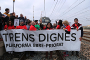 Participants al tall de via, organitzat per Trens Dignes, a l'estació de l'Aldea per demanar un millor servei ferroviari a les Terres de l'Ebre