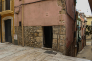Entrada de l'edifici del carrer dels Ferrers amb ocupes que generen inseguretat als veïns.