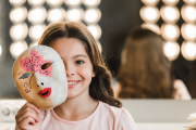 Imagen de una niña con una máscara.