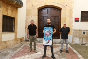 L'alcalde de Tarragona, Pau Ricomà i el tècnic de cultura, Xavier Gonzàlez, amb l'autor del cartell d'enguany, Dani Pena.