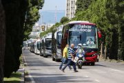 Una llarga filera d'autocars a l'avinguda Roma, a punt d'accedir-hi a la plaça Imperial Tarraco.